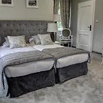 Palac W Badzowie Bed & Breakfast 4*