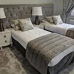 Palac W Badzowie Bed & Breakfast