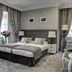 Palac W Badzowie Bed & Breakfast