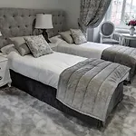 Bed & Breakfast Palac W Badzowie 4*
