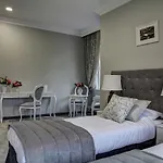 Palac W Badzowie Bed & Breakfast