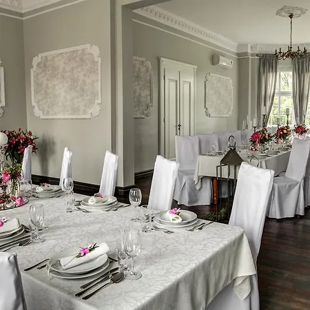 Palac W Badzowie Oda ve Kahvaltı Polkowice