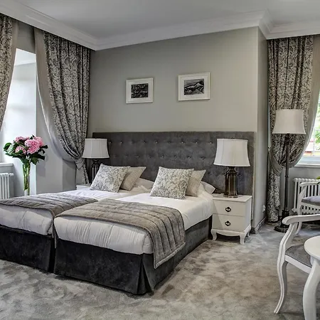 Palac W Badzowie Bed & Breakfast
