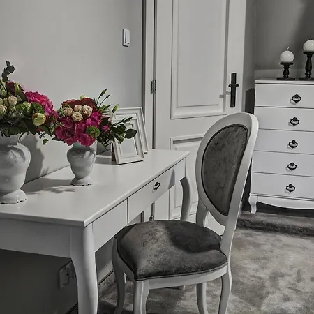 Palac W Badzowie Oda ve Kahvaltı 4*