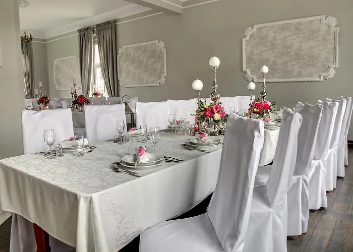 Palac W Badzowie Bed & Breakfast