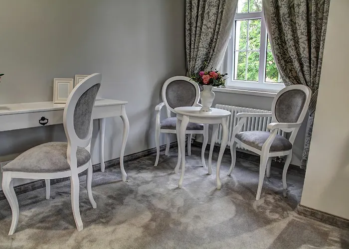 Bed & Breakfast Palac W Badzowie 4*