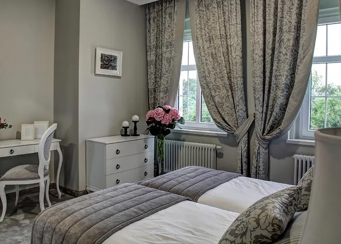 Palac W Badzowie Bed & Breakfast 4*