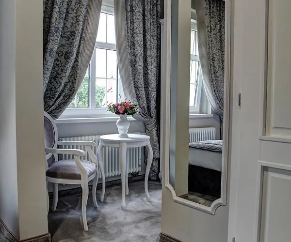 Palac W Badzowie Bed & Breakfast 4*