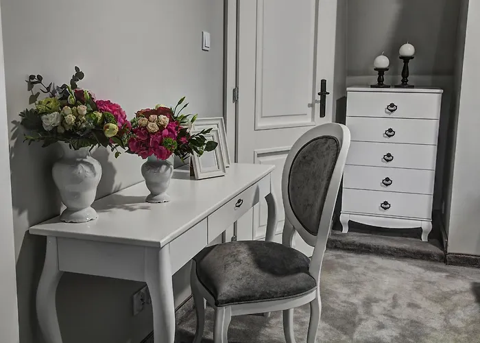 Palac W Badzowie Bed & Breakfast 4*