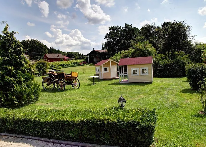 Palac W Badzowie Bed & Breakfast