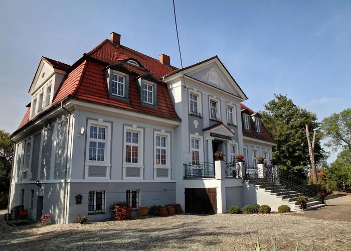 Palac W Badzowie Bed & Breakfast 4*